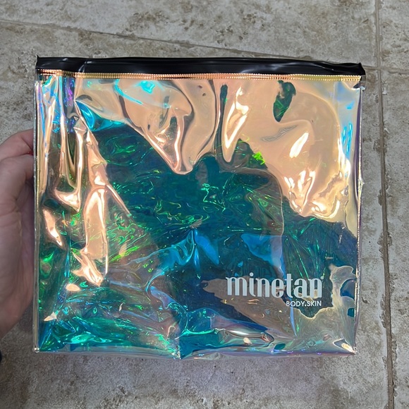 Minetan illuminating facial tan mist with mini tanning foams and mitt kit - Picture 5 of 5